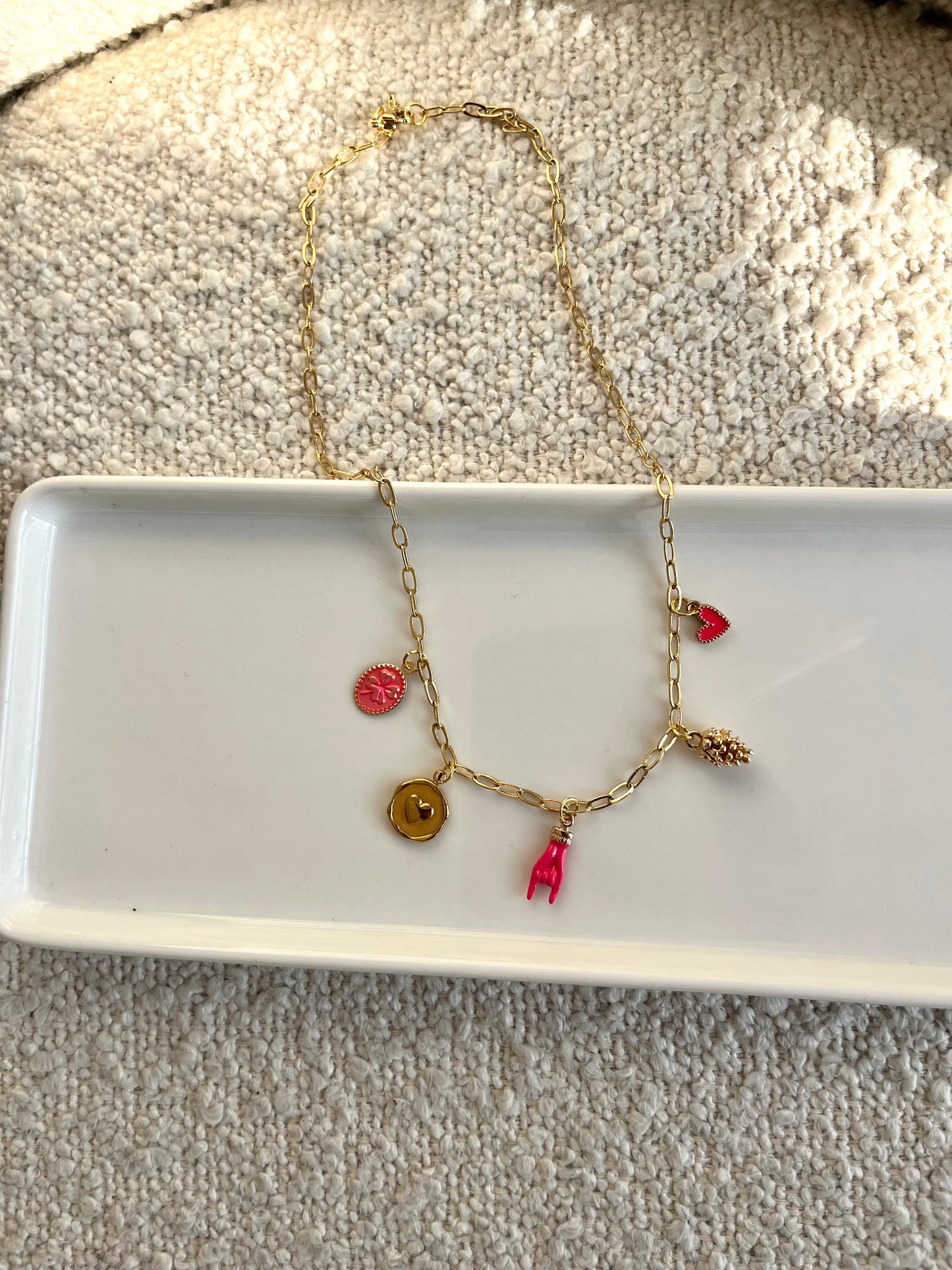 Collier main rose
