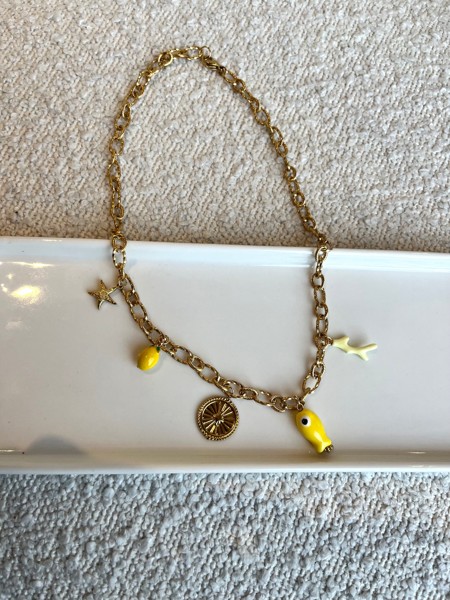 Collier poisson jaune