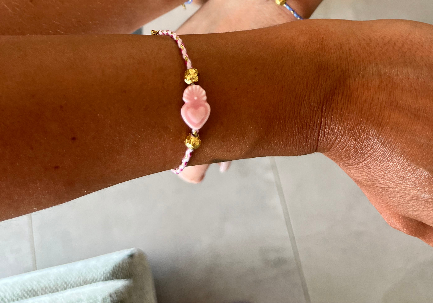 Bracelet en fils colorés cœur rose