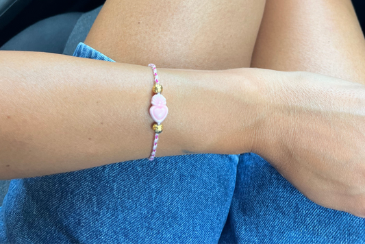 Bracelet en fils colorés cœur rose