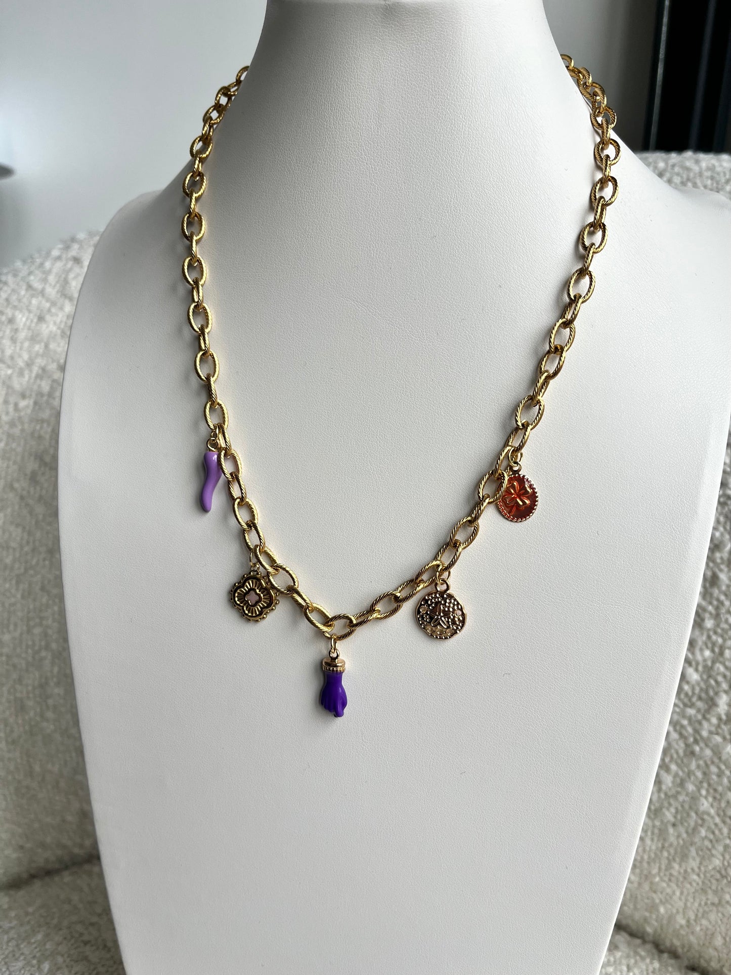 Collier main violette