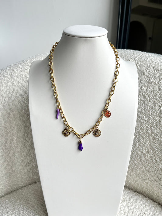 Collier main violette